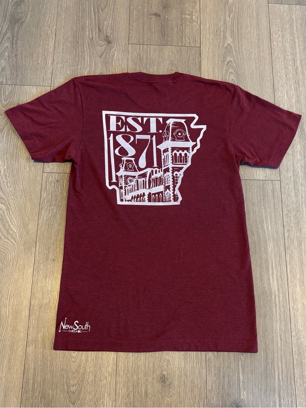 Arkansas Razorbacks T-shirt Featuring Old Main Graphic - NEW